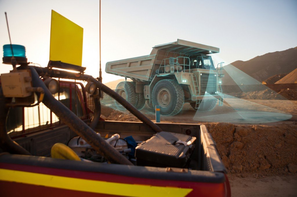Camioneta de faena y camión de alto tonelaje con escaneo LiDAR en un rajo: automatización y empleo minero, dos direcciones que el plan de talento no cruza