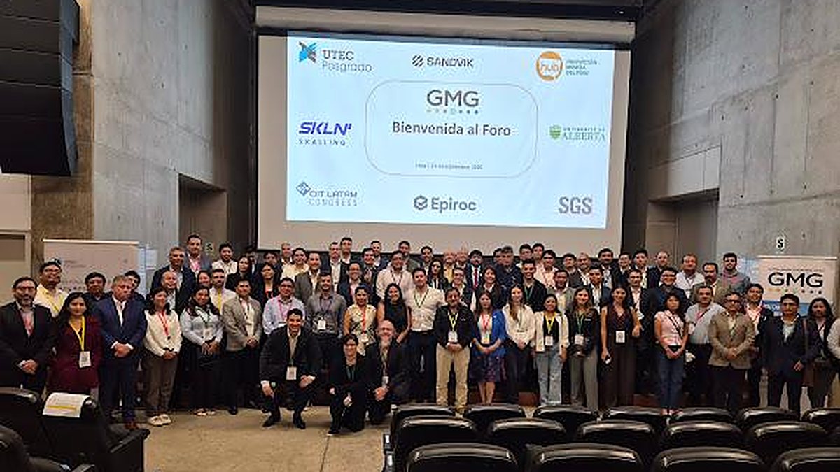 Foto grupal de participantes del Foro GMG Lima 2026 en el auditorio de UTEC, Barranco, frente a la pantalla de bienvenida