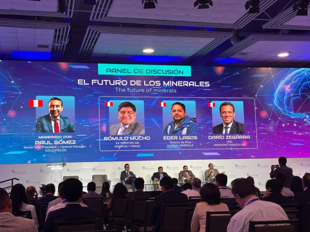 Panel "El Futuro de los Minerales": Paul Gómez (moderador), Rómulo Mucho, Eder Lagos, Darío Zegarra
