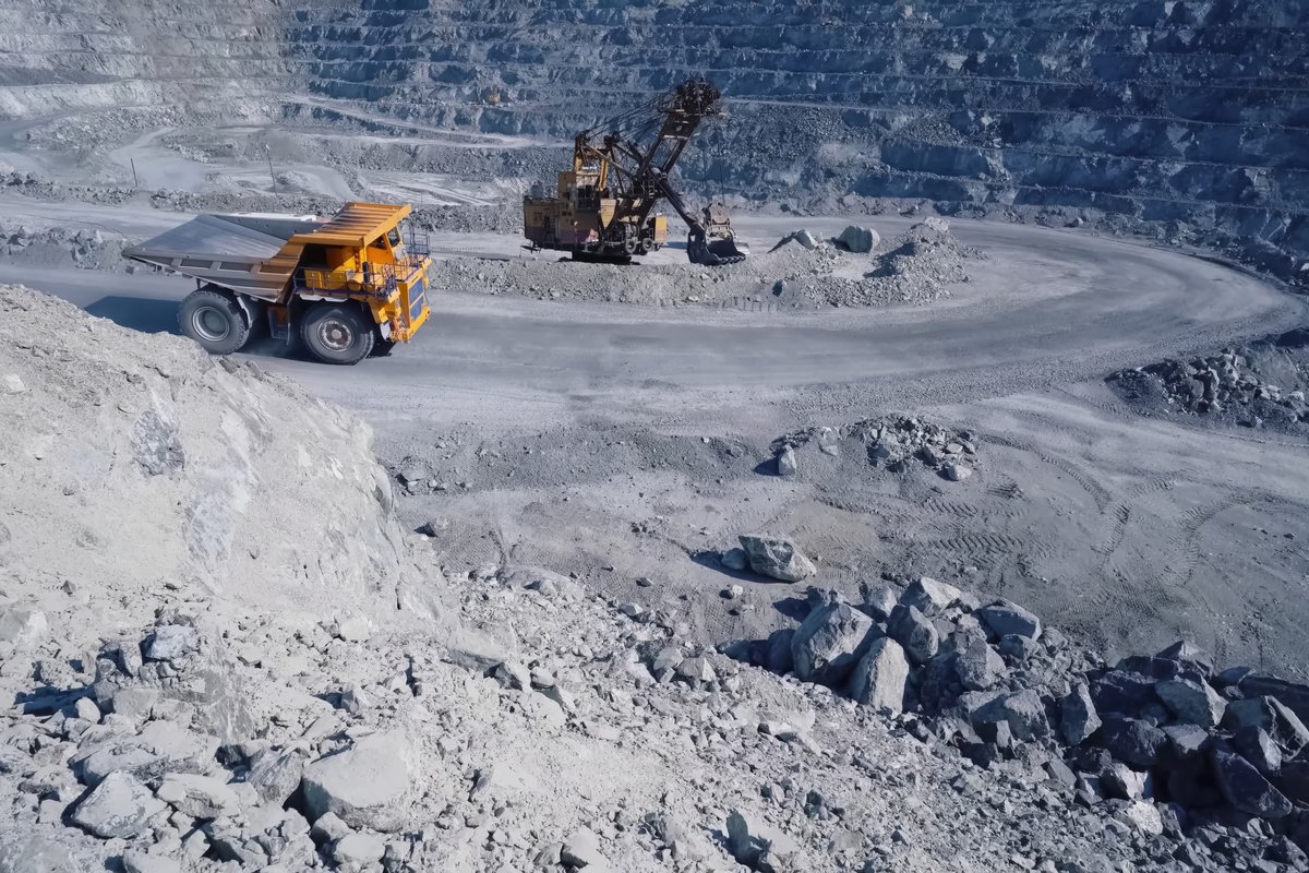 Camión de alto tonelaje y pala eléctrica en un rajo abierto: transformación digital en minería y capacidad operacional en faena